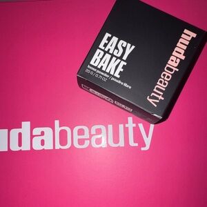 HUDA BEAUTY EASY BAKE LOOSE POWDER 🍃